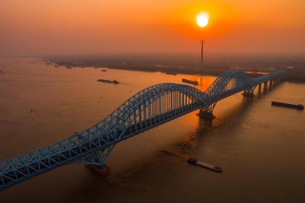 夕暮れ時の長江に架かる南京大勝関大橋、世界初の6線高速鉄道橋